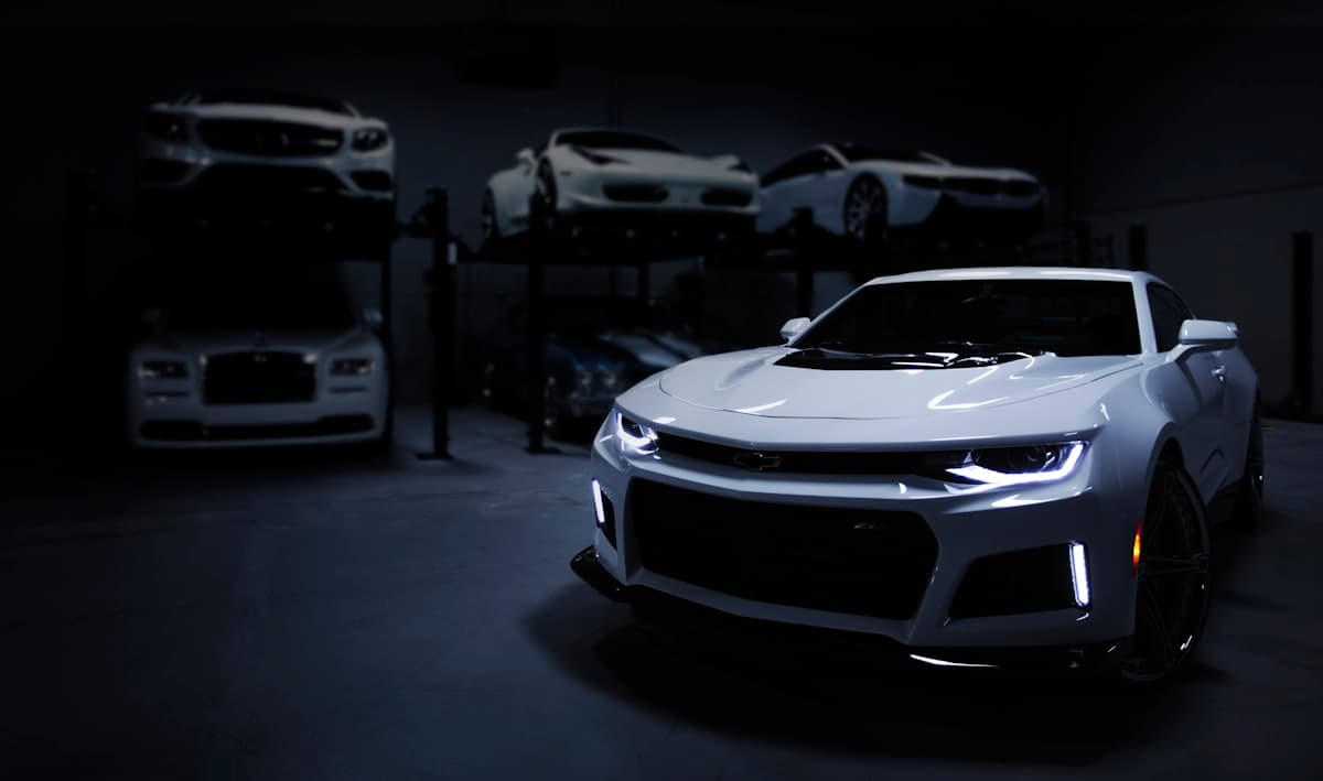 Dunkle Automotive-Werkstatt mit Fahrzeugtechnik